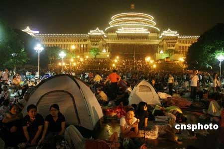 重庆发布余震预警众多市民外出避震(图)