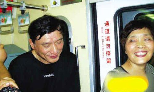 姚明父母挤地铁看比赛