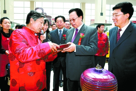 11月7日上午,省委书记、省人大常委会主任徐光春在禹州市举办的陶瓷作品展上,兴致勃勃地与陶瓷艺术家一起探讨钧瓷用釉之道,并勉励他不断创新,为繁荣钧瓷文化作出新贡献。记者 陈伟 摄