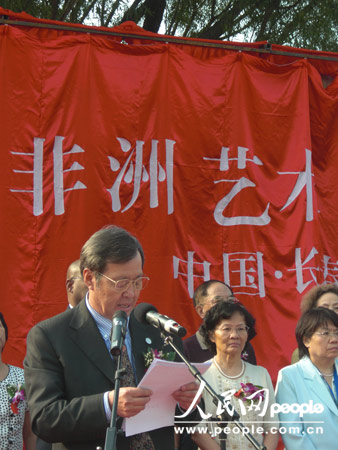 图为坦桑尼亚著名华侨华人领袖、非洲文化学者李松山发表致词。人民网记者王南摄