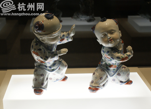 青花斗彩《婴戏—捉迷藏》