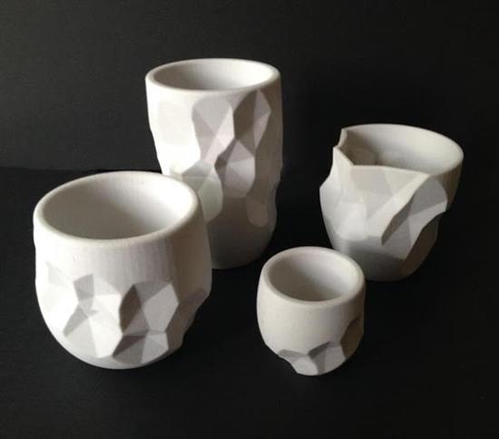 美女学生利用3D打印技术制作精美陶瓷器
