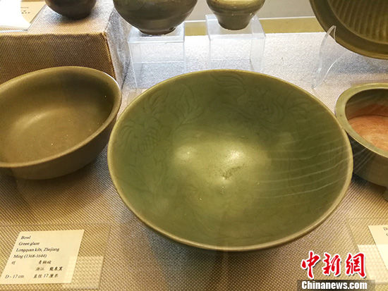 在马尼拉华裔文化展示中心,庄家兄妹捐展的“庄万里陶瓷馆”内,几十尊中国宋元明清精美陶瓷,依旧闪着柔光。 关向东 摄 在马尼拉华裔文化展示中心,庄家兄妹捐展的“庄万里陶瓷馆”内,几十尊中国宋元明清精美陶瓷,依旧闪着柔光。 关向东 摄