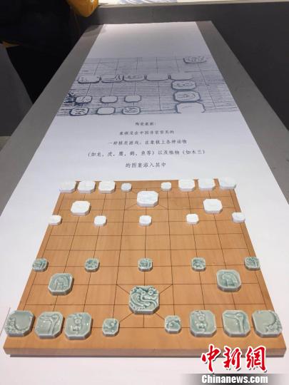 10日起,“OPEN WORK”(“开放作业”)国际陶瓷艺术展在南京浦口区的南京W艺术空间举办。图为由精致白绿两色瓷片制成的象棋棋子。 朱晓颖 摄 10日起,“OPEN WORK”(“开放作业”)国际陶瓷艺术展在南京浦口区的南京W艺术空间举办。图为由精致白绿两色瓷片制成的象棋棋子。 朱晓颖 摄