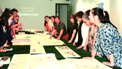 上合组织青岛峰会宴会用瓷“锦绣中华”来自深职院 上合组织青岛峰会宴会用瓷“锦绣中华”来自深职院