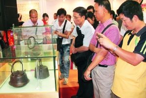 日前市民在“第二届广州紫砂·陶瓷艺术文化节”上观看展出的日本南部铁壶。