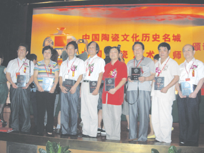 第二届中国陶瓷艺术大师评审会上,淄博市:“何岩、吕泉、孙兆宝、闫先公、董善习、罗晓东、乔希儒、王一君”8人被评选为中国陶瓷艺术大师