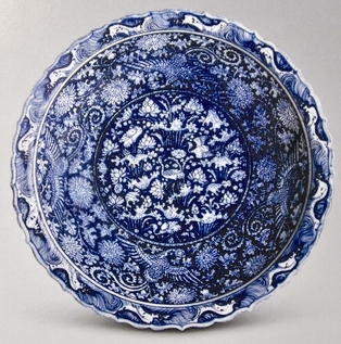 图1土耳其托普卡比宫藏元青花青地白花莲池水禽纹菱口大盘 图1土耳其托普卡比宫藏元青花青地白花莲池水禽纹菱口大盘