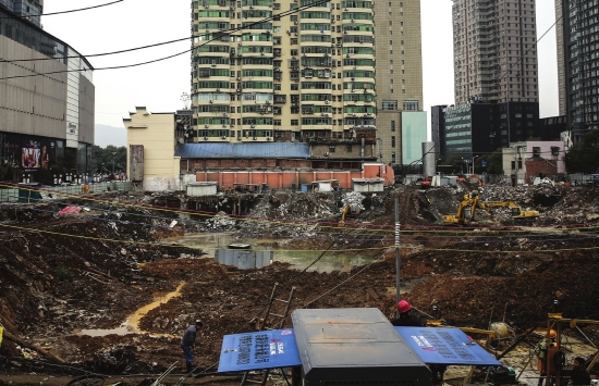 11月30日,坡子街华远五期项目工地正在施工。 11月30日,坡子街华远五期项目工地正在施工。