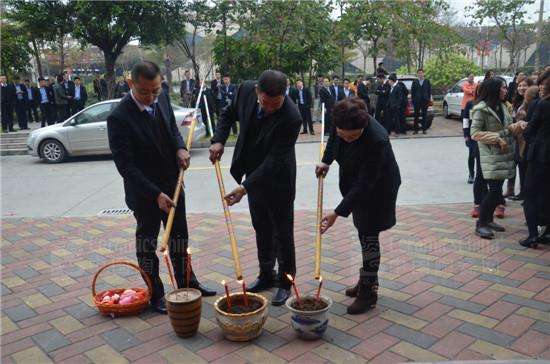 广东昊晟陶瓷有限公司营销总经理翁文平(左一)广东昊晟陶瓷有限公司产品拓展部经理关宗传(中)广东昊晟陶瓷有限公司财务部经理罗燕清(右一)
