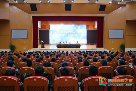 景德镇陶瓷大学党委书记参加机电学院新生入学大会