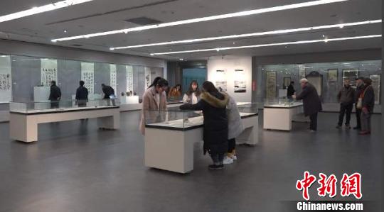 图为市民观赏展品。 郭飞颖 摄 图为市民观赏展品。 郭飞颖 摄