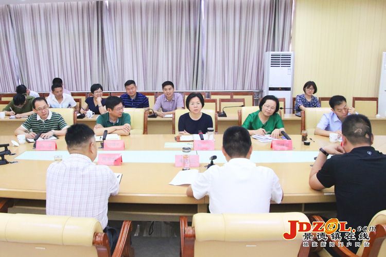 梅亦在景德镇陶瓷工业园区调研